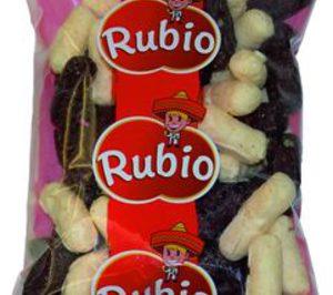 Rubio chocolatea las patatas fritas