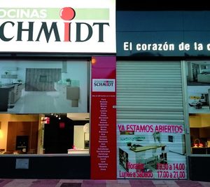 Schmidt Cocinas suma otro centro