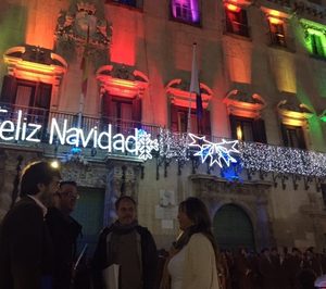 La Plaza del Ayuntamiento de Alicante luce el alumbrado de Philips 