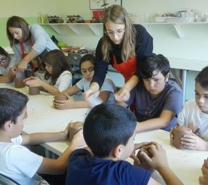 Los escolares de primaria descubren la industria cerámica gallega