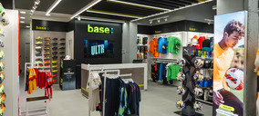 Base prosigue la renovación de sus tiendas y abre en Las Palmas