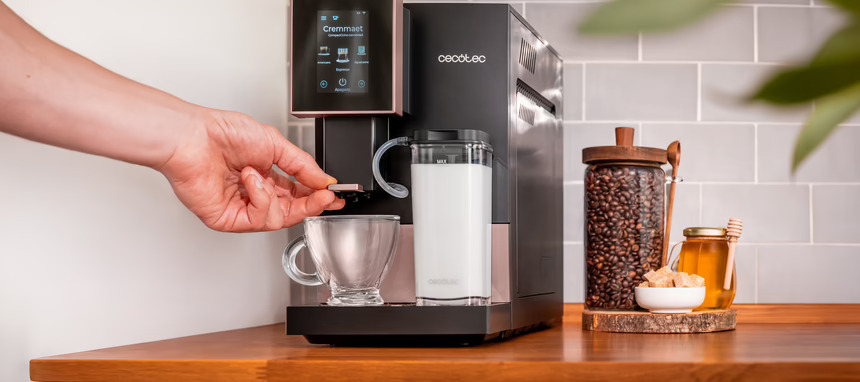 Cecotec suma una cafetera superautomática con conectividad incorporada