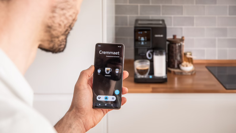 Cecotec suma una cafetera superautomática con conectividad incorporada