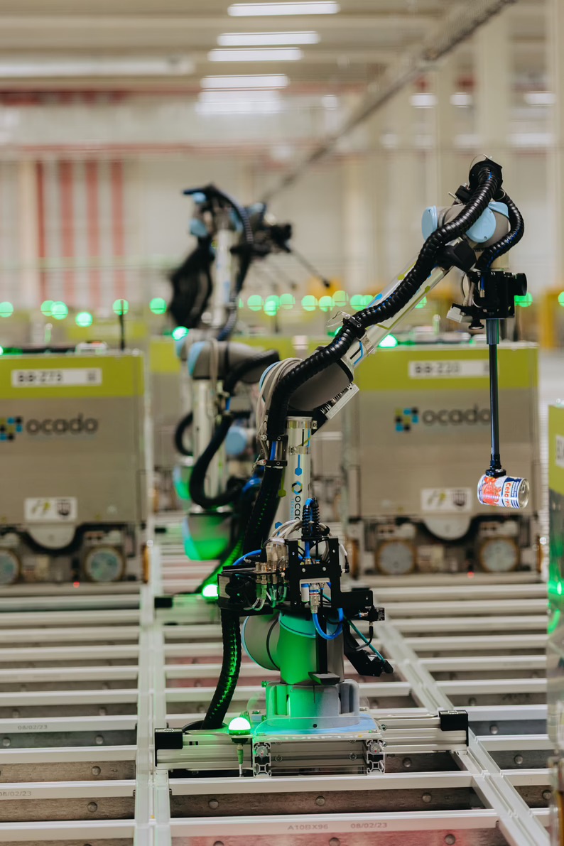 Alcampo inaugura el almacén robotizado con tecnología de Ocado