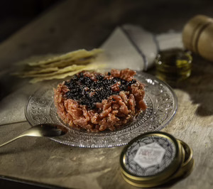 El steak tartar con caviar de La Finca llega a los lineales