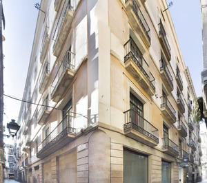 Dos hoteles en una concurrida calle del Barrio Gótico de Barcelona