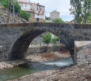 Cemex y el Gobierno de La Rioja impulsan la rehabilitación del puente medieval de Santa Bárbara en Enciso